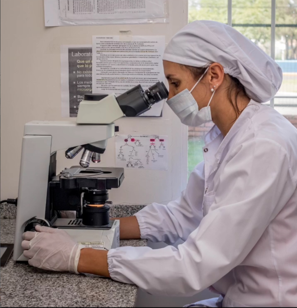 Científica en laboratorio con microscopio